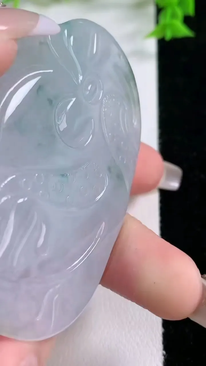 天然A货翡翠飘花御龙观音菩萨吊坠，尺寸66-44-10，重量:46.89g
1月26日