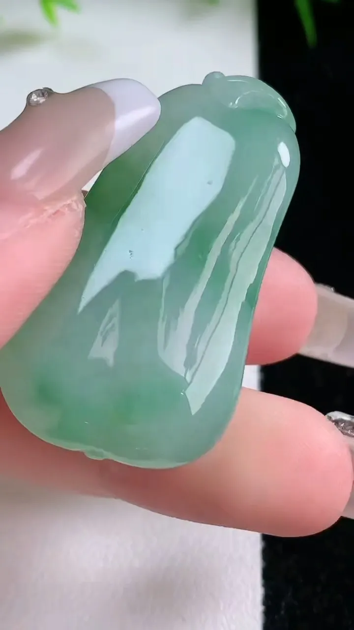 天然A货翡翠福瓜吊坠，尺寸40.7-22.4-10.5，重量:17.97g
1月26日