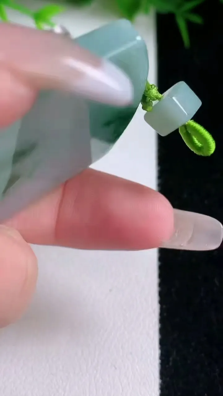 天然A货翡翠飘花无事牌吊坠，尺寸60.2-40.5-5.4，重量:40.85g
1月26日