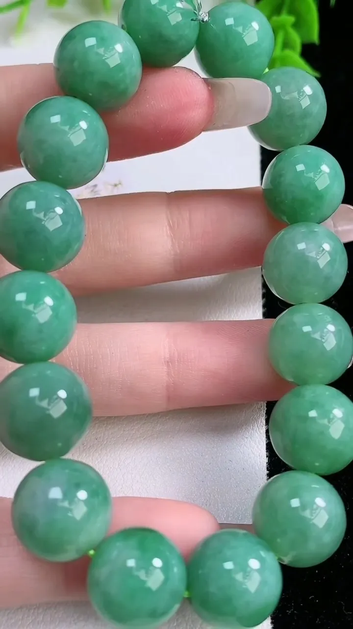 天然A货翡翠圆珠手串，尺寸12.7-16颗，重量:56.39g1月26日
工厂直销收藏佳品,种好水足，色泽均匀，有种有色，上手高大气！
