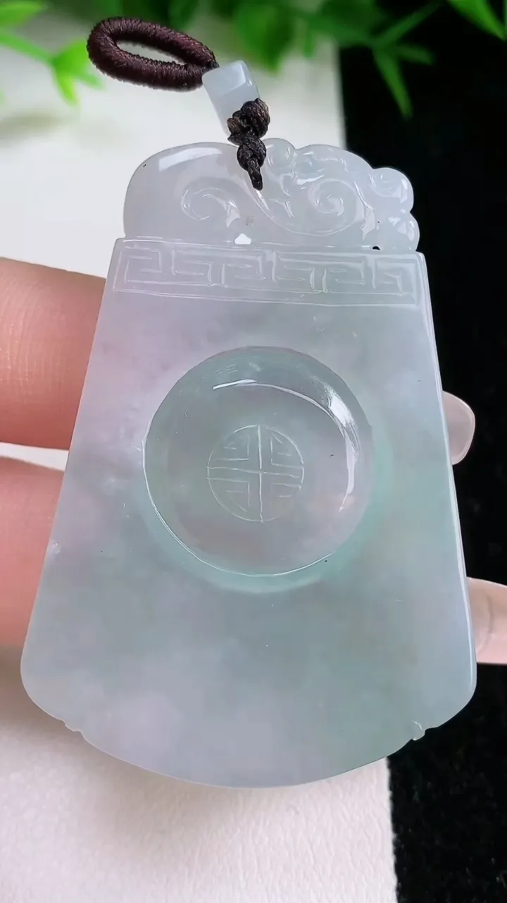 天然A货翡翠仿古无事牌吊坠，尺寸52.6-36.5-3.5，重量:17.87g
1月26日