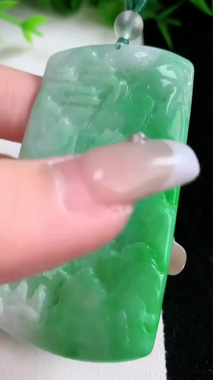 天然A货翡翠山水牌吊坠，尺寸65.6-38.3-4.2，重量:29.66g
1月26日