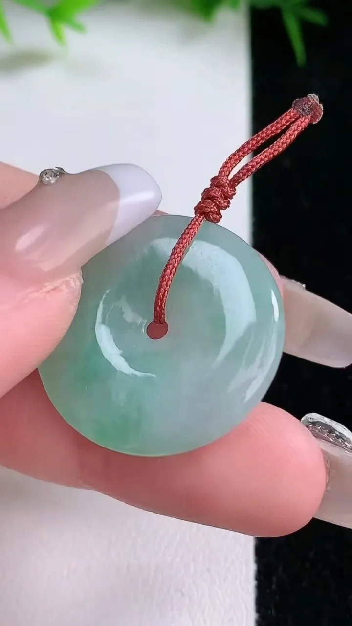 天然A货翡翠平安扣吊坠，尺寸25.7-3.7，重量:5.57g
1月26日