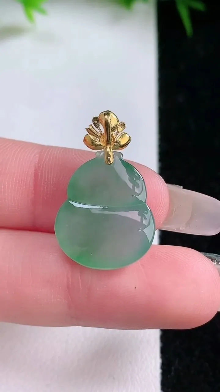 天然A货翡翠葫芦吊坠，尺寸17-15.6-5.8，重量:2.80g
1月26日