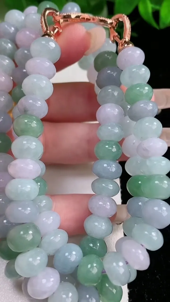 天然A货翡翠算盘珠项链，尺寸8.8-6-92颗，重量:91.70g1月26日
工厂直销收藏佳品,种好水足，色泽均匀，有种有色，上手高大气！