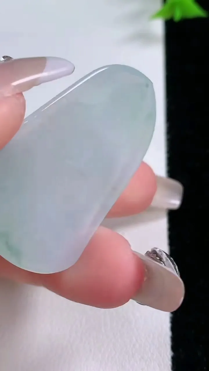 天然A货翡翠飘花观音菩萨吊坠，尺寸46-26.8-5.7，重量:13.02g
1月26日