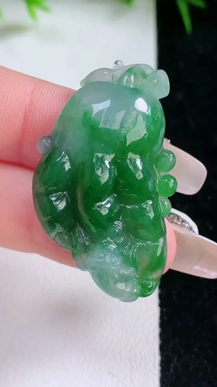 天然A货翡翠佛手瓜吊坠，尺寸38.6-23-8.7，重量:11.13g
1月26日