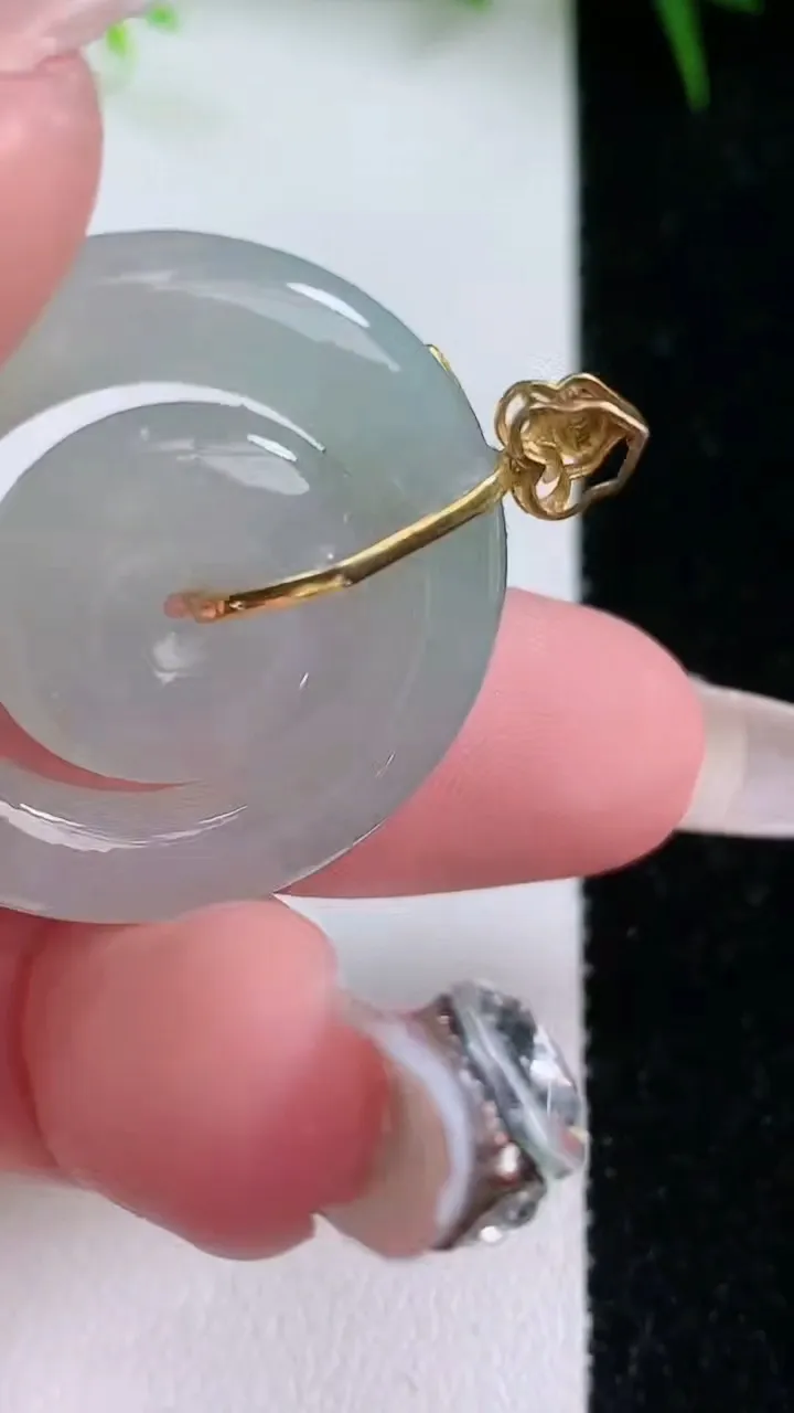 天然A货翡翠18K金飘花母子平安扣吊坠，尺寸29.2-4.4，重量:9.07g
1月26日