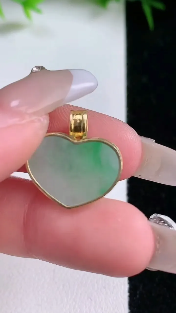 天然A货翡翠爱心吊坠，尺寸13.4-17-4.2，重量:2.80g
1月26日