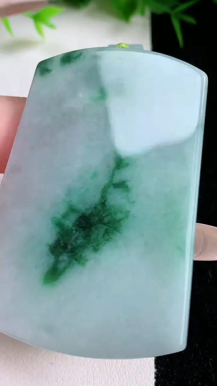 天然A货翡翠飘花无事牌吊坠，尺寸60.2-40.5-5.4，重量:40.85g
1月26日