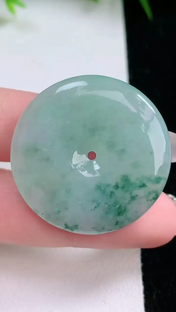 天然A货翡翠飘花平安扣吊坠，尺寸32-4.8，重量:11.11g
1月26日