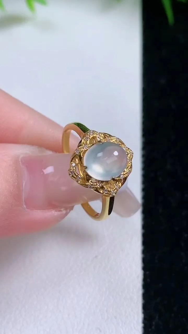 天然A货翡翠种白冰蛋面戒指，尺寸17.5-8.3-7-6.5，重量:1.76g2026年1月26日
