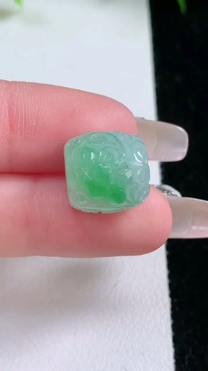 天然A货翡翠雕花路路通吊坠，尺寸12.7-13.3，重量:4.33g
1月26日