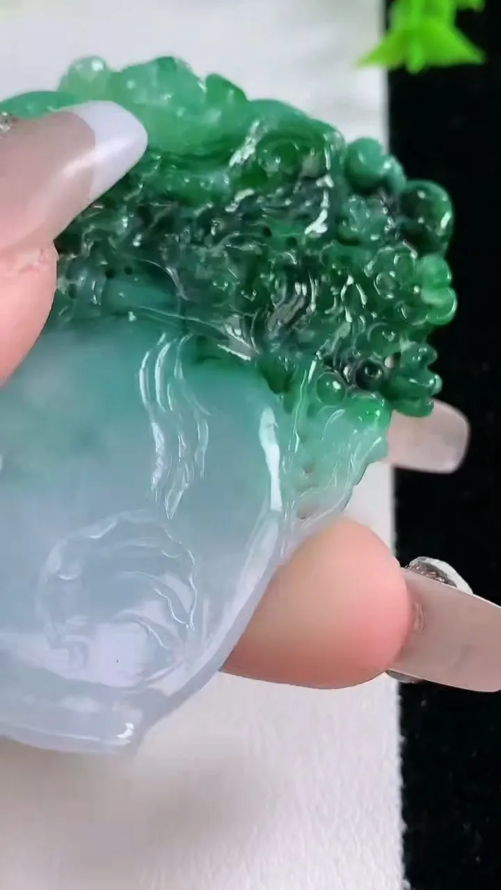 天然A货翡翠花瓶吊坠，尺寸62-43.8-7.7，重量:34.12g
1月27日