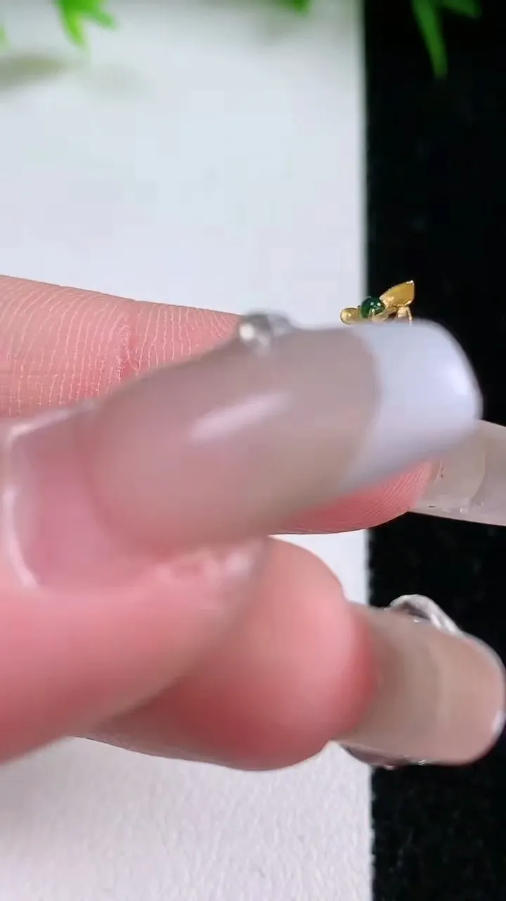 天然A货翡翠水滴吊坠，尺寸24.7-16.8-8.6，重量:6.10g
1月26日