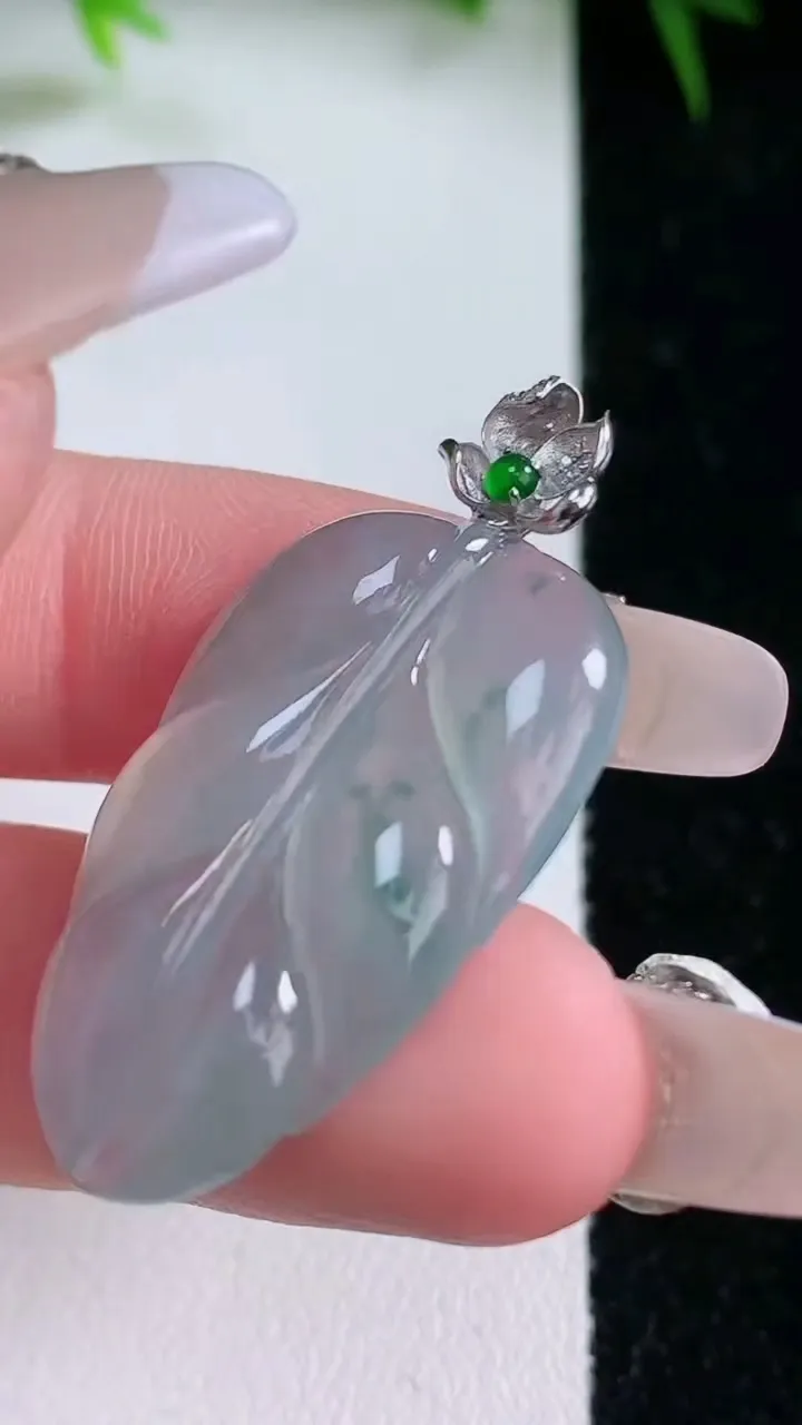 天然A货翡翠种飘花金枝玉叶 叶子吊坠，尺寸30.2-19.5-3.8，重量:5.08g
1月26日