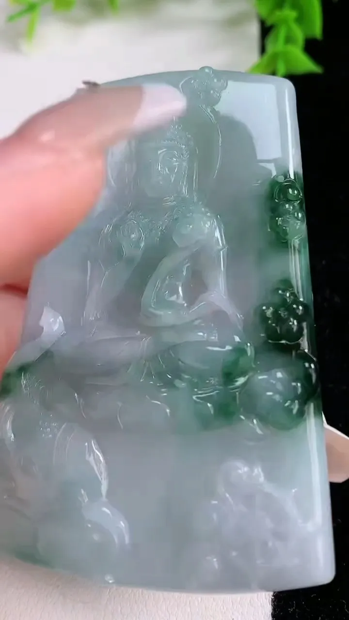 天然A货翡翠飘花普贤菩萨吊坠，尺寸70.3-45.7-5.6，重量:41.97g
1月26日