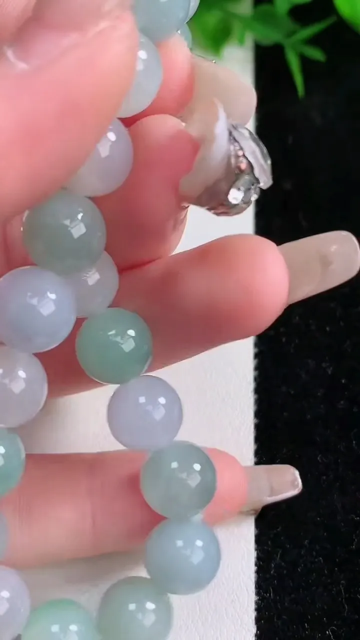 天然A货翡翠圆珠手串，尺寸9.3-21颗，重量:30.98g1月26日
工厂直销收藏佳品,种好水足，色泽均匀，有种有色，上手高大气！