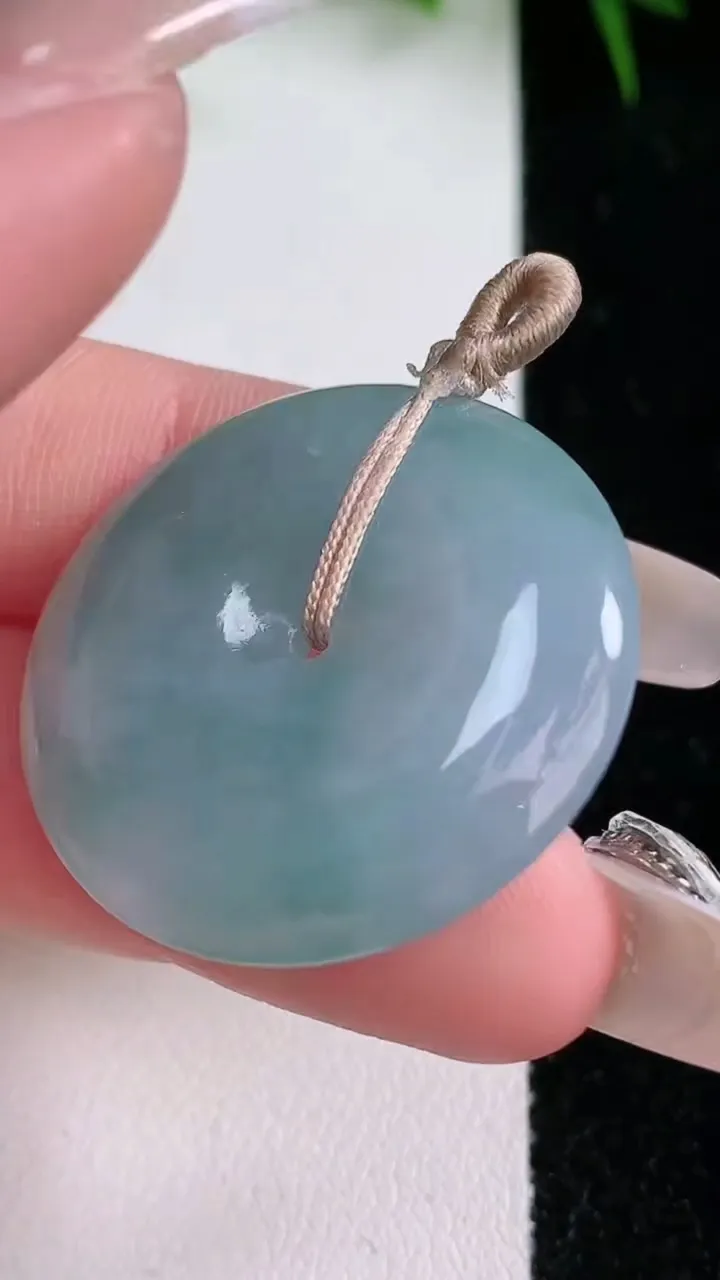 天然A货翡翠平安扣吊坠，尺寸30.8-5.9，重量:11.83g
1月26日