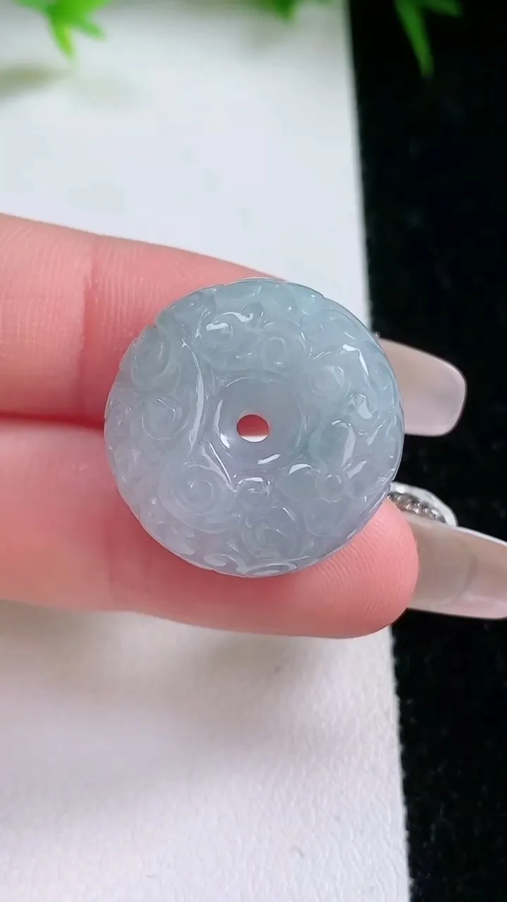 天然A货翡翠紫罗兰雕花路路通吊坠，尺寸22-12.5，重量:12.23g
1月26日