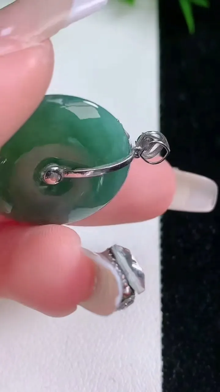 天然A货翡翠平安扣吊坠，尺寸23.3-5.5，重量:7.50g
1月26日