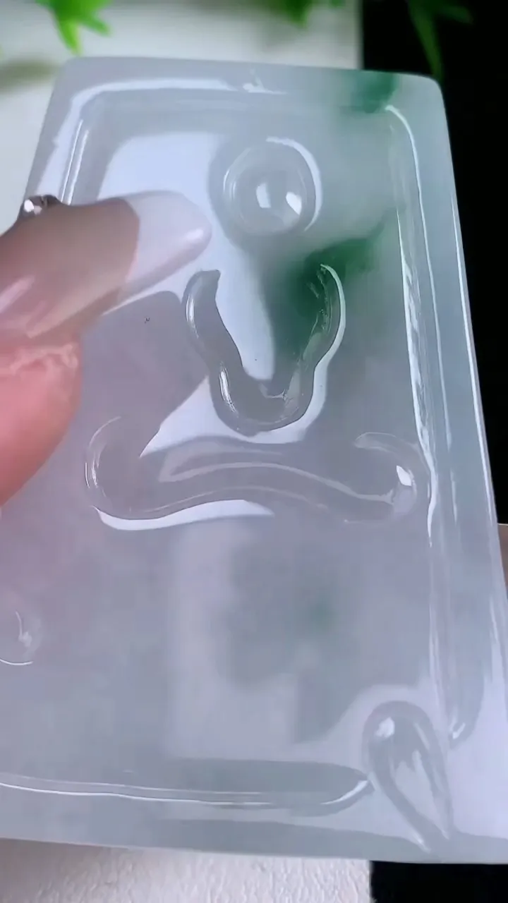 天然A货翡翠大势至菩萨吊坠，尺寸60-42.3-5.3，重量:31.47g
1月26日