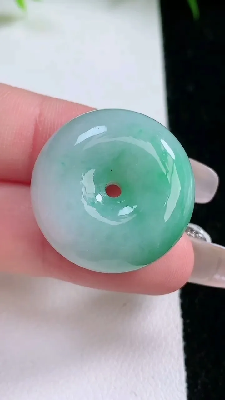 天然A货翡翠平安扣吊坠，尺寸24.7-12.2，重量:16.70g
1月26日