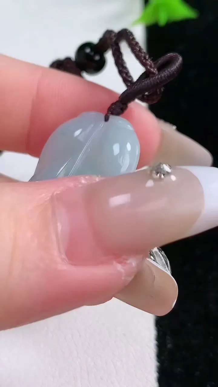 天然A货翡翠金枝玉叶 叶子吊坠，尺寸30-17-3.7重:3.70g
1月26日