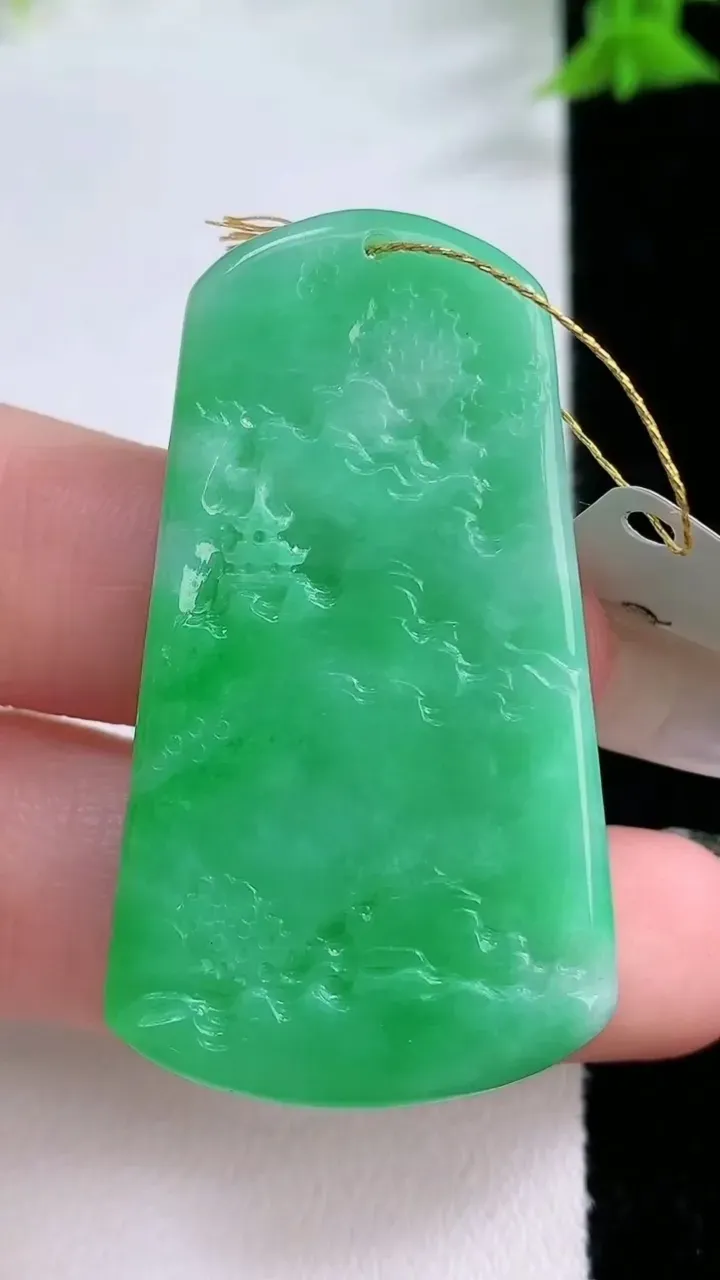 天然A货翡翠山水牌吊坠，尺寸45.2-25.5-6，重量:16.26g
1月26日