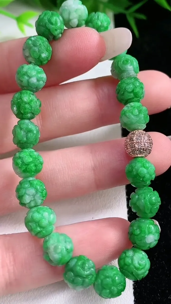 天然A货翡翠雕花圆珠手串，尺寸7.8-21颗，重量:16.25g1月26日
工厂直销收藏佳品,种好水足，色泽均匀，有种有色，上手高大气！