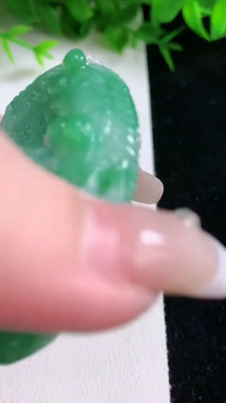 天然A货翡翠龙牌吊坠，尺寸57.3-13.2，重量:84.47g
1月26日