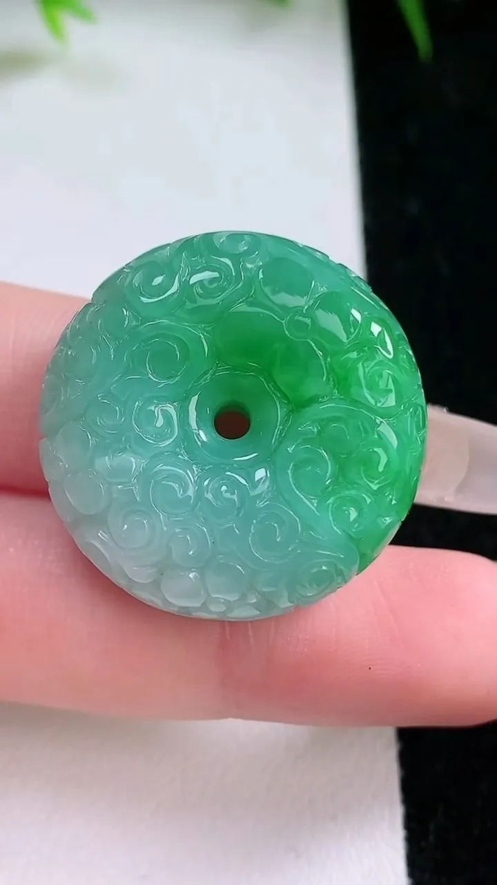 天然A货翡翠雕花路路通平安扣吊坠，尺寸27.2-11.4，重量:18.25g
1月26日