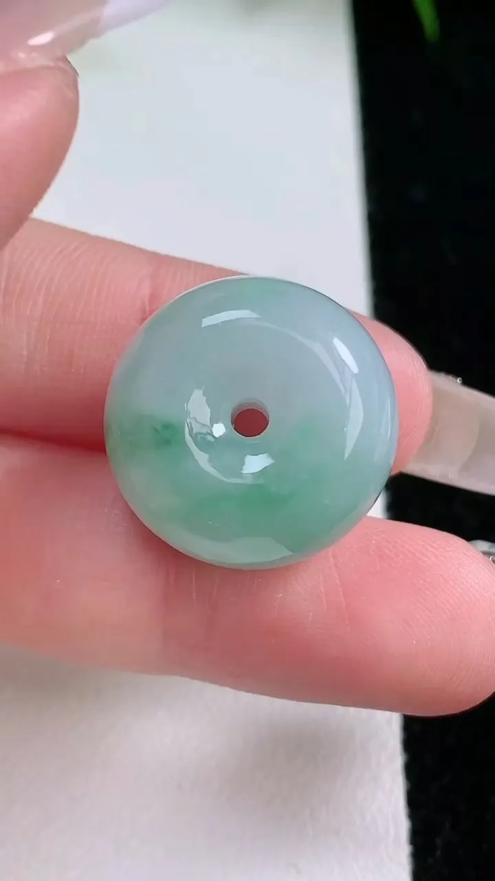 天然A货翡翠飘花路路通吊坠，尺寸19.6-11.8，重量:10.00g
1月26日