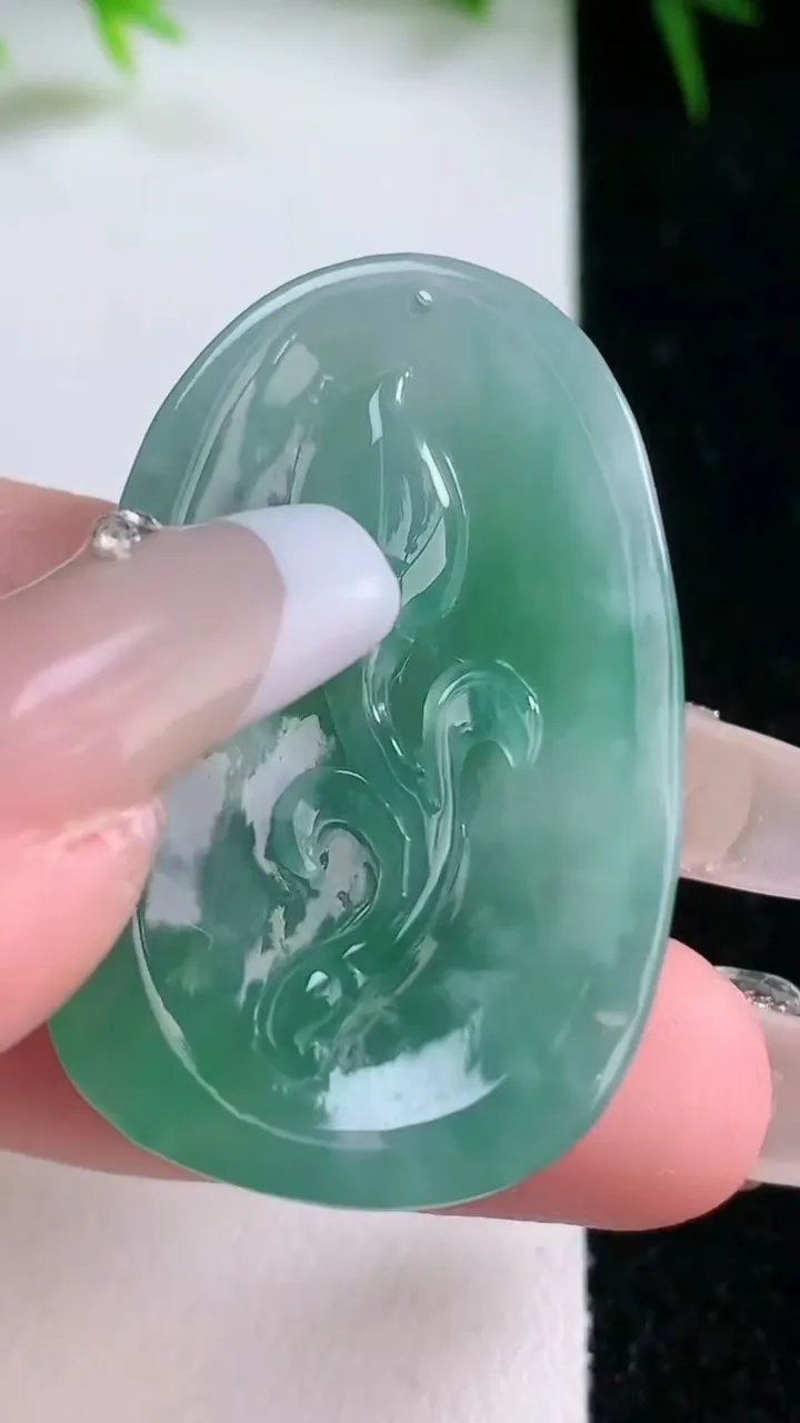 天然A货翡翠年年有余吊坠，尺寸39.6-25.2-6.8，重量:14.22g
1月26日