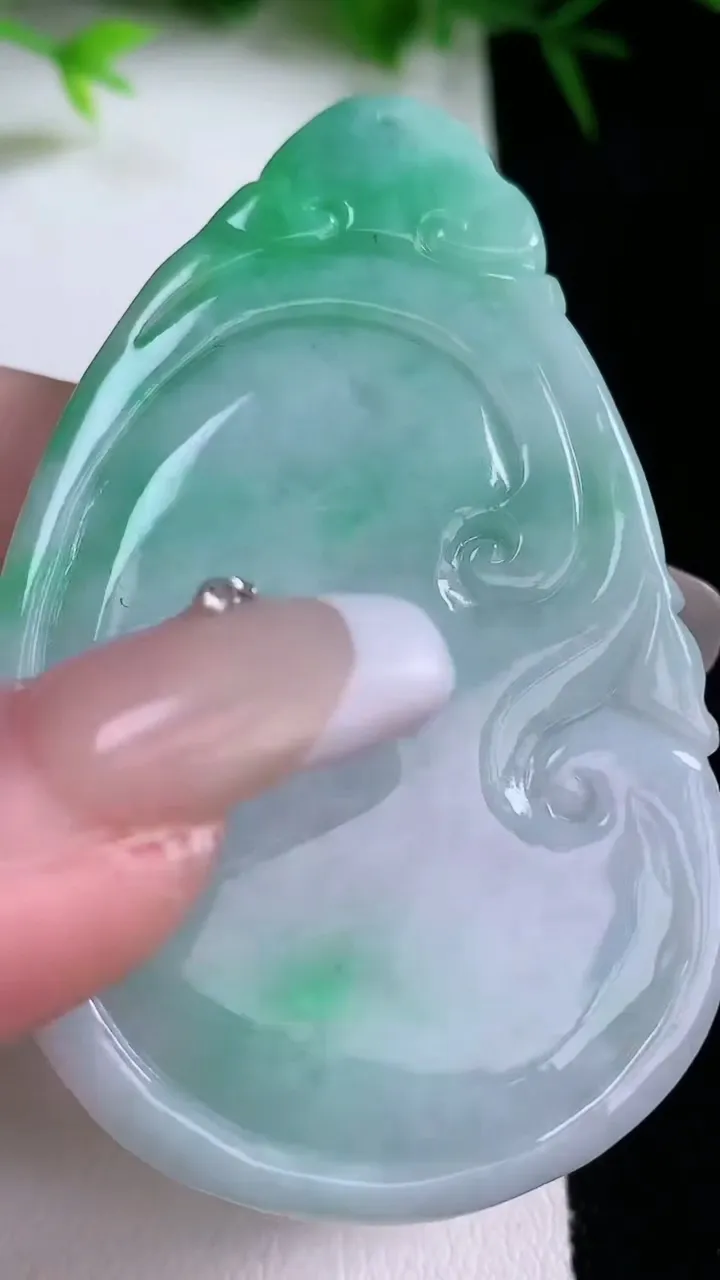 天然A货翡翠如意吊坠，尺寸62.8-38.4-6，重量:32.69g
1月26日