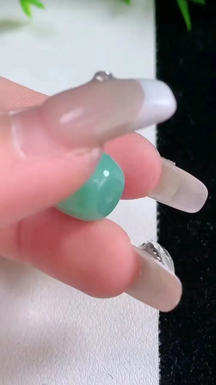 天然A货翡翠路路通吊坠，尺寸12-12.7，重量:4.54g
1月26日