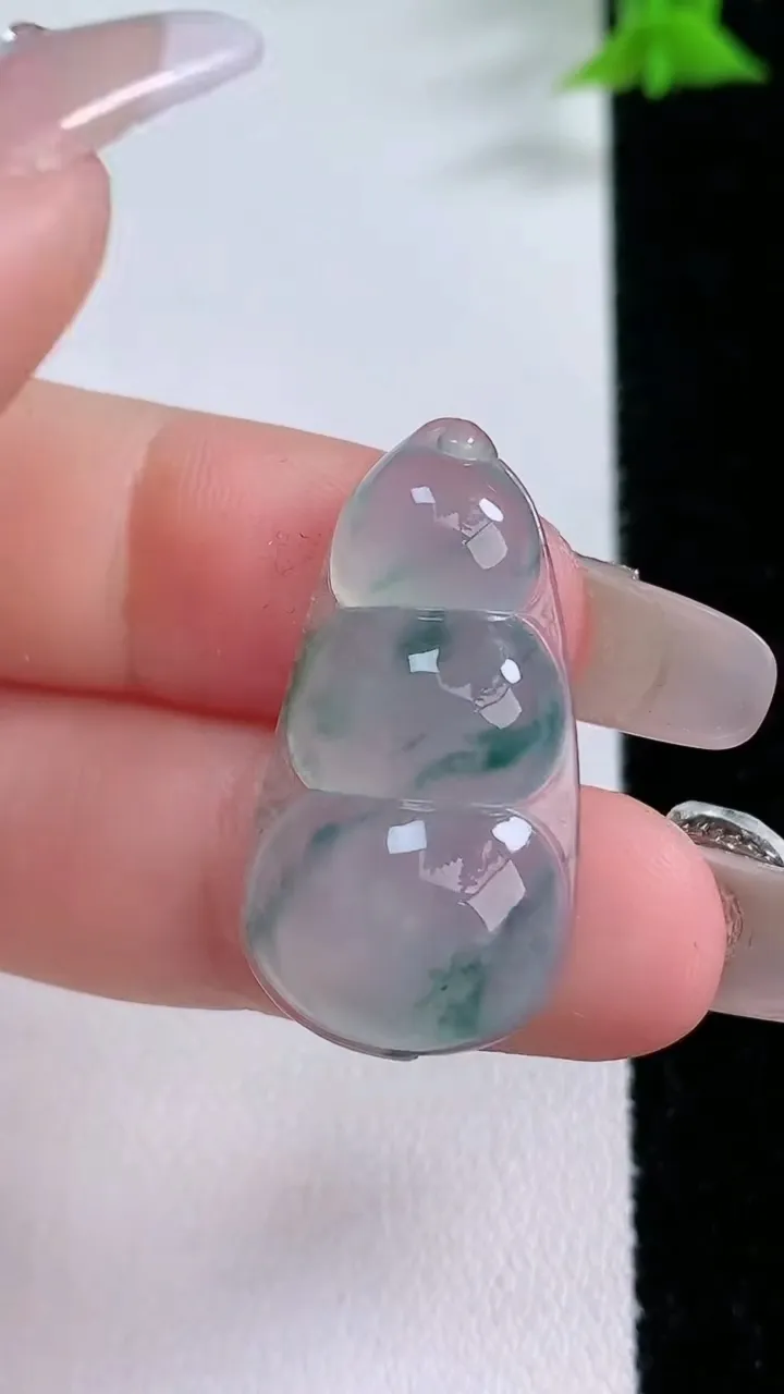 天然A货翡翠冰种飘花福豆吊坠，尺寸30-16-5.7，重量:4.59g
1月26日