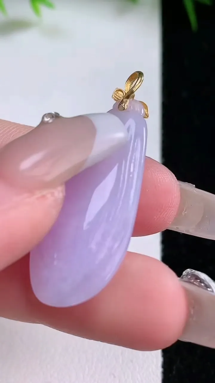 天然A货翡翠18K金紫罗兰福瓜吊坠，尺寸30.6-14-6.4，重量:5.10g
1月26日