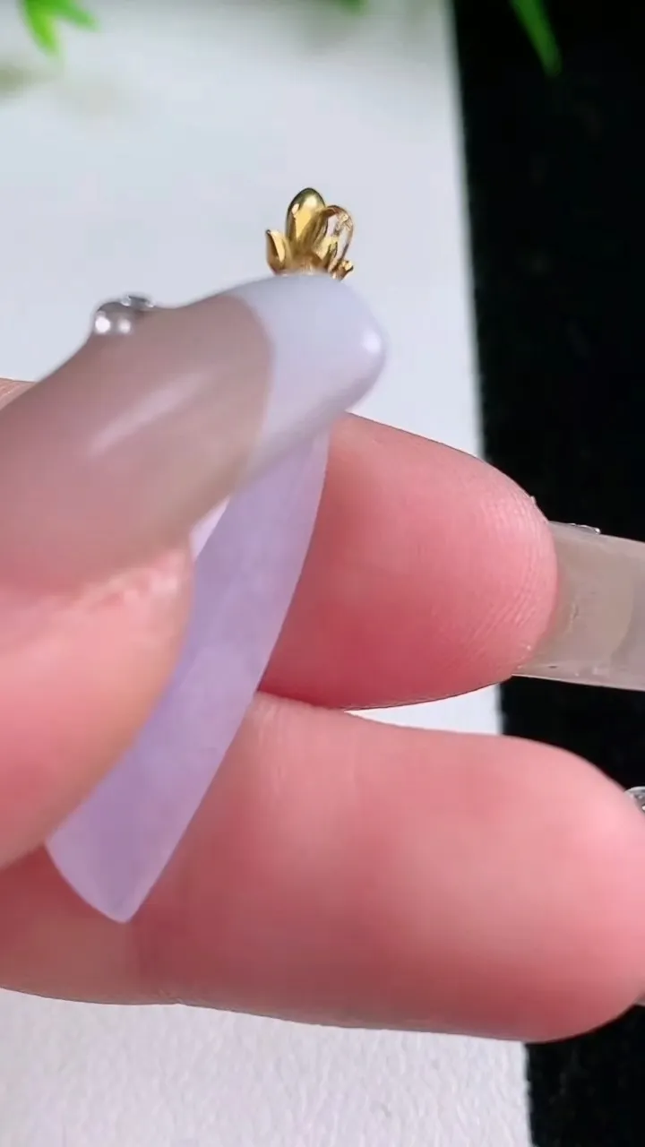 天然A货翡翠18K金紫罗兰随形吊坠，尺寸29-9.7-5.9，重量:2.75g
1月26日