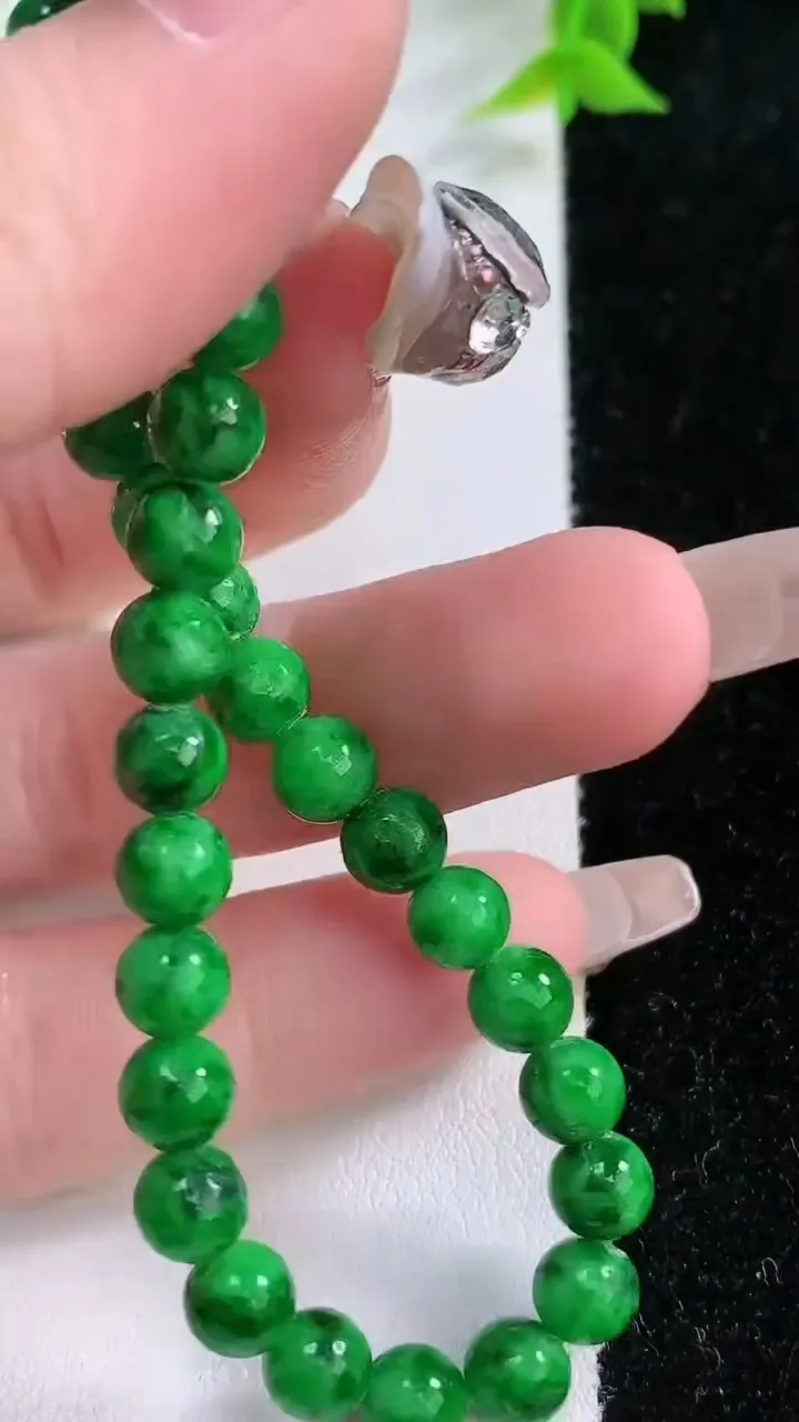 天然A货翡翠圆珠手串，尺寸5.8-33颗，重:11.08g1月26日
工厂直销收藏佳品,种好水足，色泽均匀，有种有色，上手高大气！