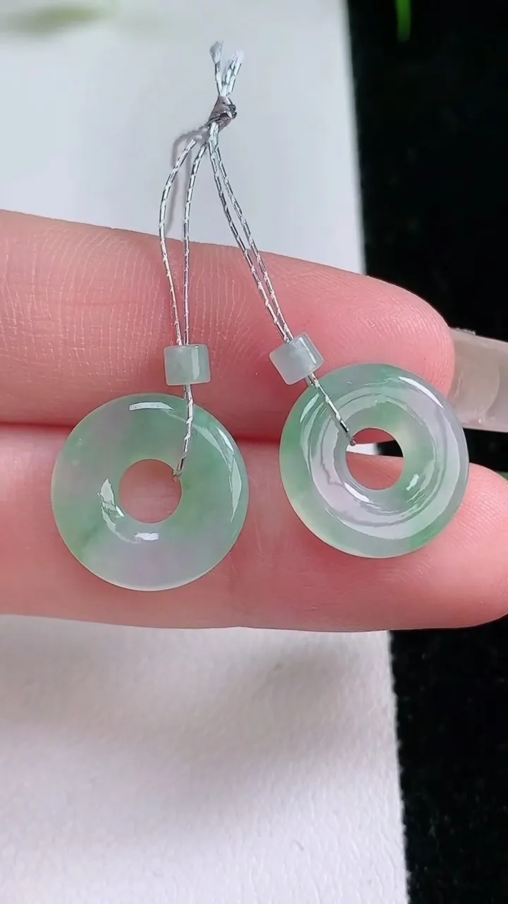 天然A货翡翠平安环吊坠一对，尺寸14.7-2.3，重量:2.47g
1月26日