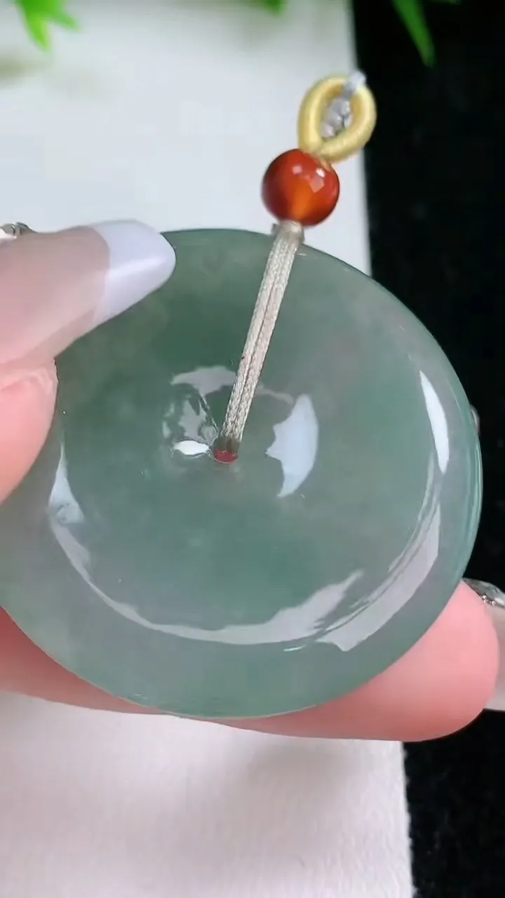 天然A货翡翠平安扣吊坠，尺寸37.5-5.8，重量:18.62g
1月26日