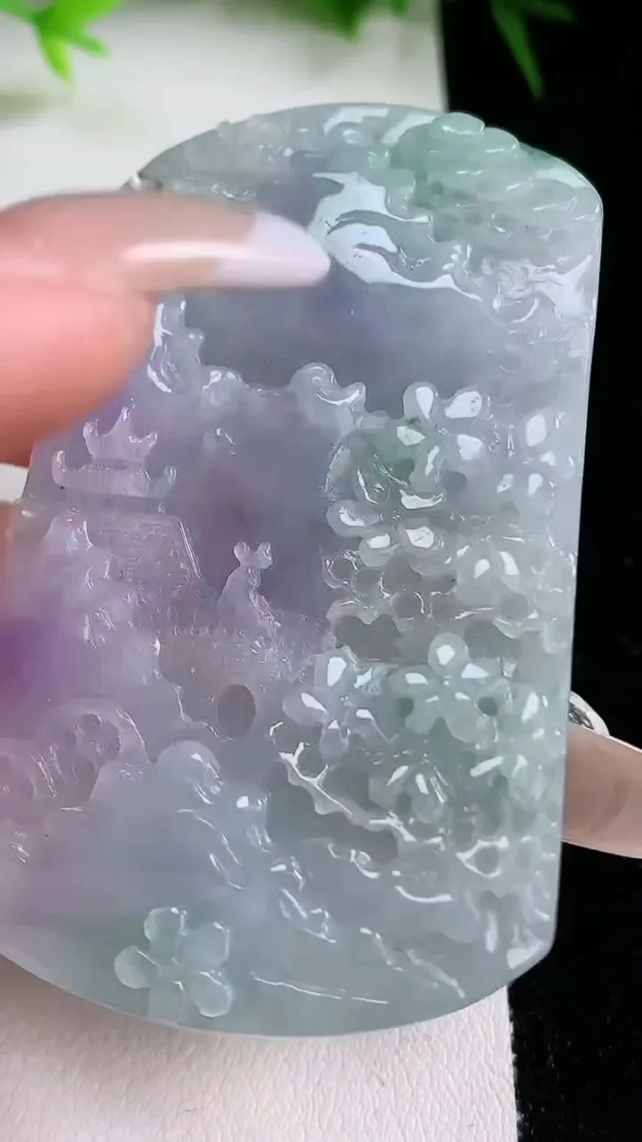 天然A货翡翠牌吊坠，尺寸51.7-39.2-6.3，重量:37.39g
1月26日