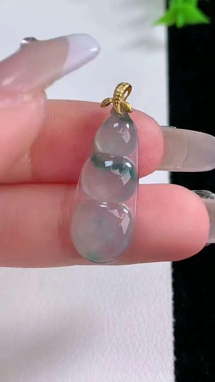 天然A货翡翠种飘花福豆吊坠，尺寸24-11-2.9，重量:1.63g
1月26日