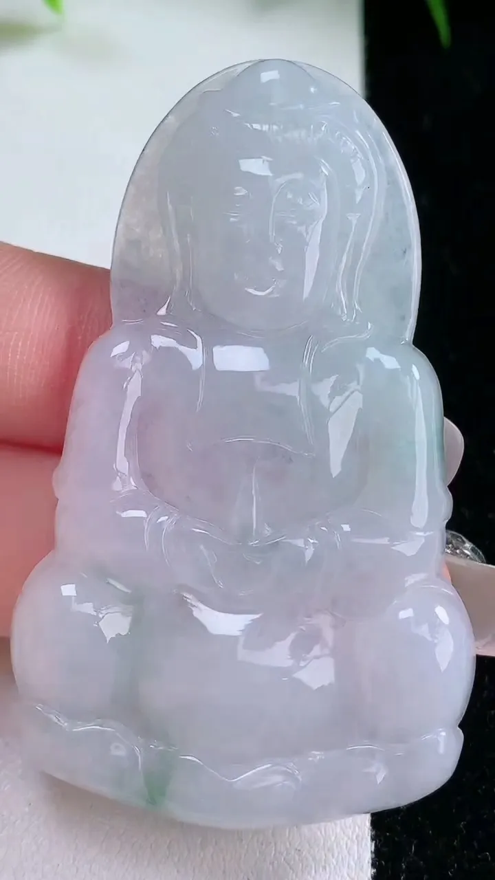 天然A货翡翠观音菩萨吊坠，尺寸58.5-35.2-5.2，重量:18.33g
1月26日