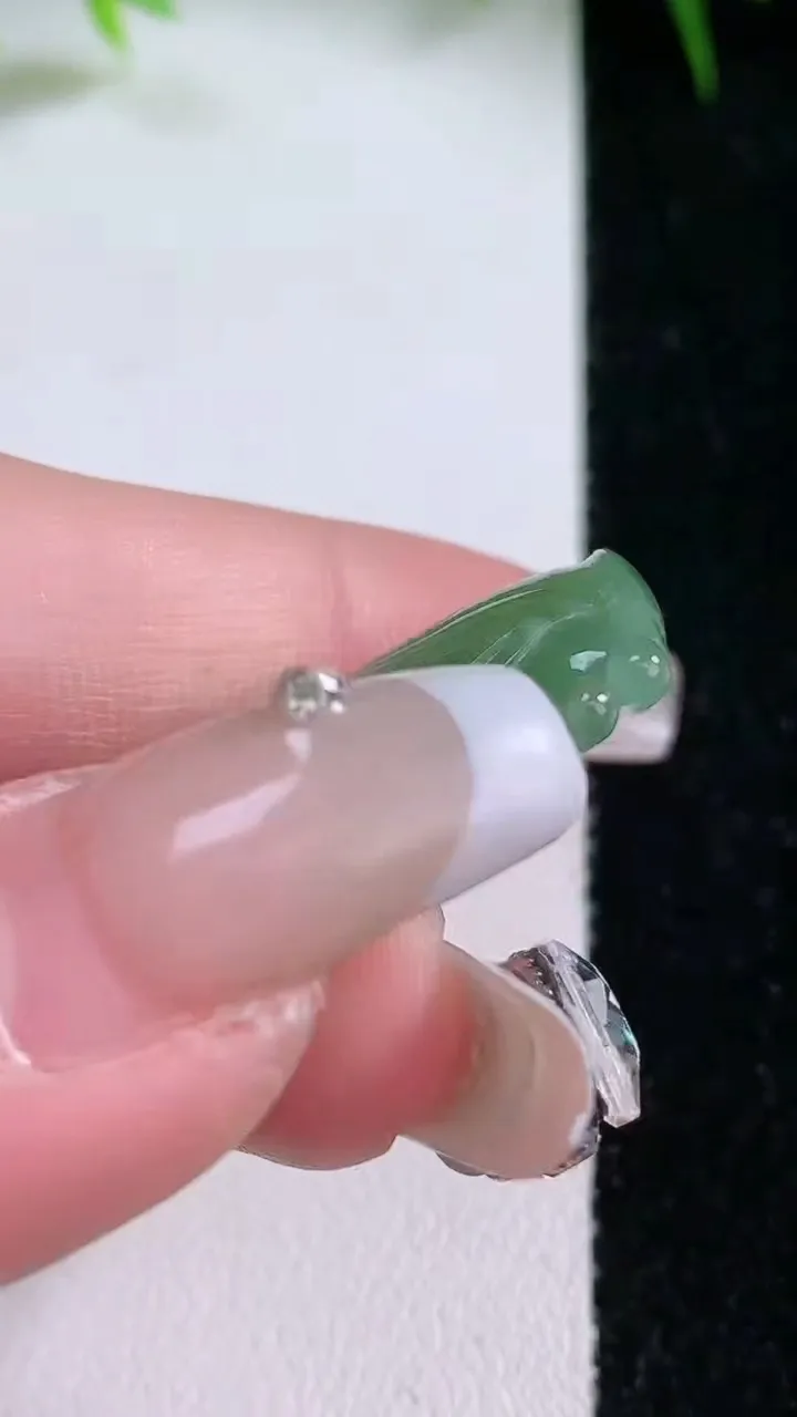 天然A货翡翠节节高升 竹节吊坠，尺寸35-18.3-4.4，重量:5.96g
1月26日