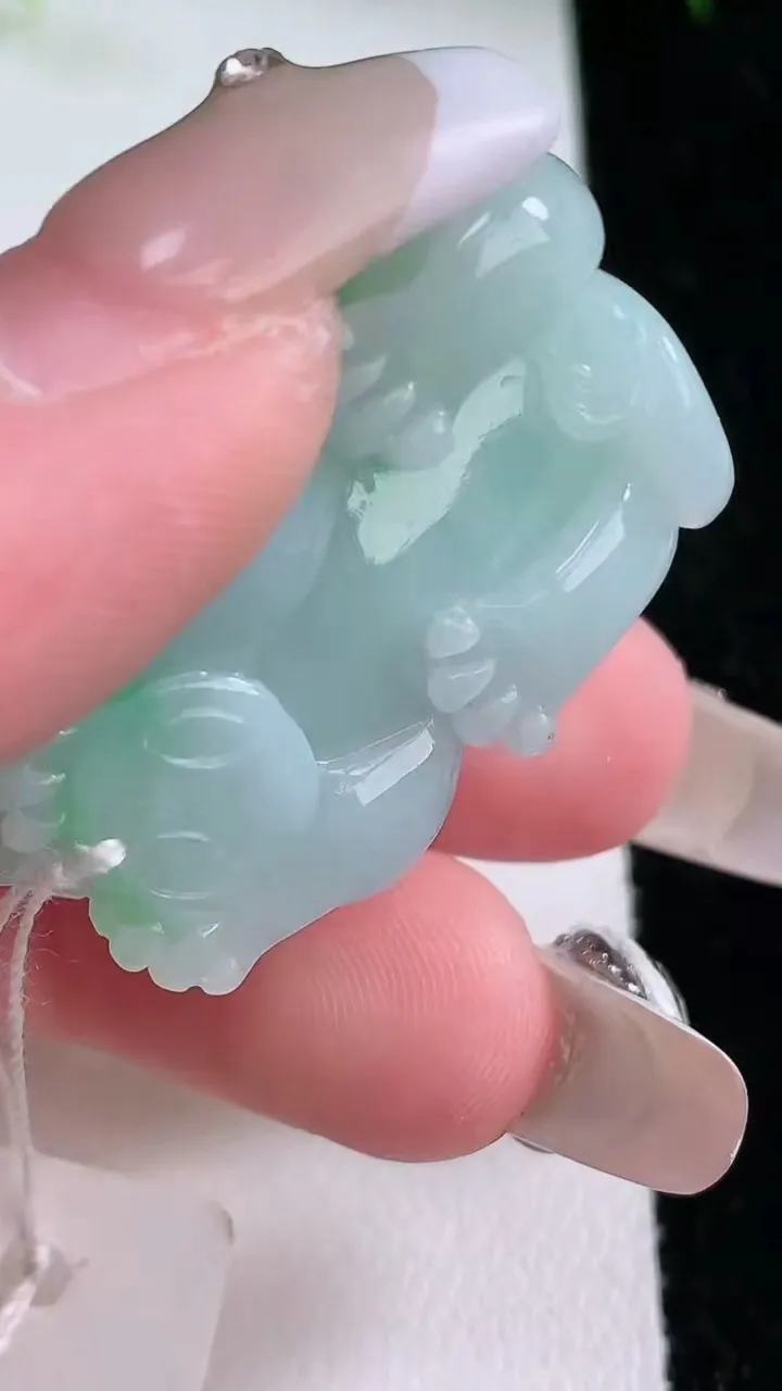 天然A货翡翠貔貅吊坠，尺寸35.6-18.4-12.2，重量:16.98g
1月26日