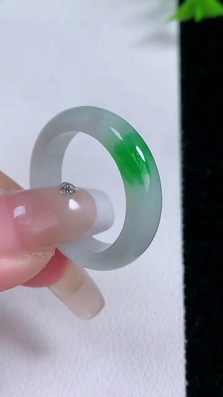 天然A货翡翠指环戒指，尺寸20.3-6-3.5，重量:4.89g2026年1月26日
工厂直销收藏佳品,种好水足，色泽均匀，有种有色，上手高大气！