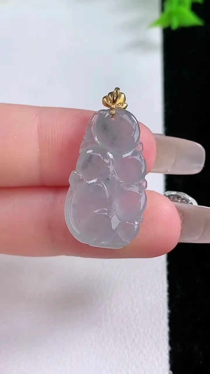 天然A货翡翠种飘花生肖猴吊坠，尺寸23.4-14-4.7，重量:3.53g
1月26日