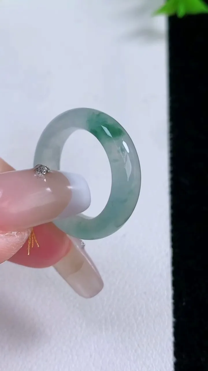 天然A货翡翠冰种飘花指环戒指，尺寸16-5.4-3.4，重量:3.72g2026年1月26日
工厂直销收藏佳品,种好水足，色泽均匀，有种有色，上手高大气！